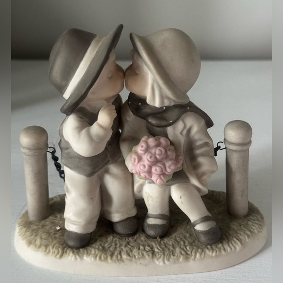 VINTAGE 1996 Kim Anderson: With Love and Kisses figurine  #245399 - Picture 2 of 4